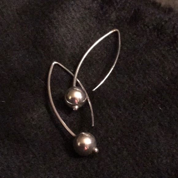 Sterling silver wire with bead earrings - Picture 1 of 2